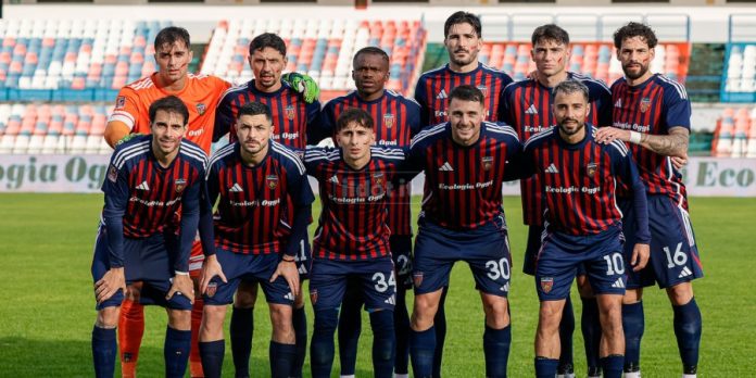 Il Cosenza che ha battuto il Benevento (foto Francesco Farina)