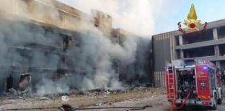 In fiamme edificio abbandonato a Tor Sapienza, un uomo ricoverato in codice rosso