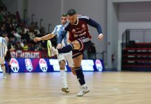 Futsal, rimonta da brividi per la Pirossigeno Cosenza col Napoli Marcelinho al tiro (foto Michele De Marco)