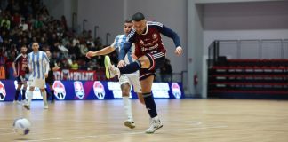 Futsal, rimonta da brividi per la Pirossigeno Cosenza col Napoli Marcelinho al tiro (foto Michele De Marco)