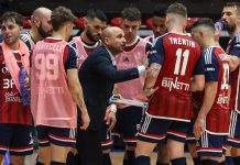 Futsal, la Pirossigeno Cosenza proverà a ripartire contro il Napoli Paniccia parla alla squadra della Pirossigeno Cosenza durante un time out (foto Michele De Marco)
