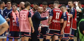 Futsal, la Pirossigeno Cosenza proverà a ripartire contro il Napoli Paniccia parla alla squadra della Pirossigeno Cosenza durante un time out (foto Michele De Marco)