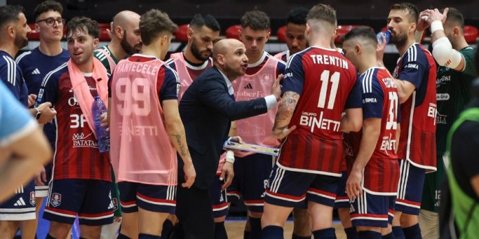 Paniccia parla alla squadra della Pirossigeno Cosenza durante un time out (foto Michele De Marco) Paniccia parla alla squadra della Pirossigeno Cosenza durante un time out (foto Michele De Marco)