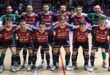 Futsal, la Pirossigeno Cosenza a caccia di una vittoria scacciapensieri Una formazione della Pirossigeno Cosenza (foto Michele De Marco)