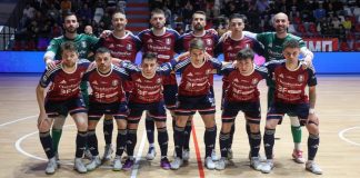 Futsal, la Pirossigeno Cosenza a caccia di una vittoria scacciapensieri Una formazione della Pirossigeno Cosenza (foto Michele De Marco)
