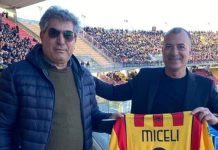 Morte di Carmelo Miceli, domani il Lecce giocherà con il lutto al braccio Carmelo Miceli e il presidente del Lecce Sticchi Damiani