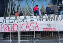 Cosenza, famiglie senza casa occupano il palco del concerto di Capodanno Famiglie senza casa occupano il palco del concerto di Capodanno
