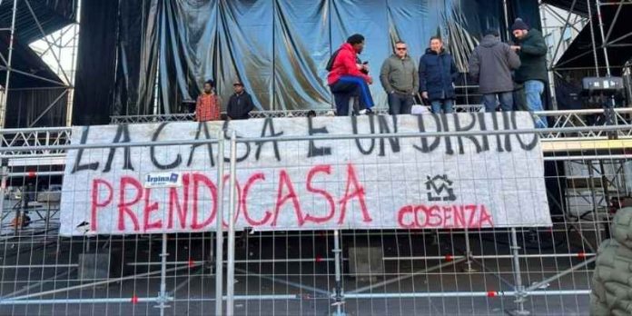 Famiglie senza casa occupano il palco del concerto di Capodanno