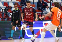 Futsal, Pirossigeno Cosenza: obiettivo riscatto a Sala Consilina Il neo acquisto rossoblù Saponara nel match con l'Active Network (foto Michele De Marco)