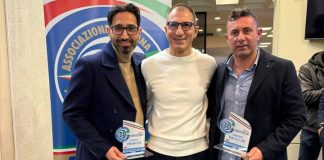 AIAC Cosenza, serata di festa e merito: premiati i tecnici protagonisti del calcio dilettantistico In foto da sx Daniele Franzese (allenatore San Fili), Claudio Tuoto (Presidente provinciale A.I.A.C. Cosenza), Serafino Malucchi (allenatore Trebisacce)