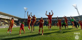 Serie B, Catanzaro vuole il tris: giallorossi con l’Avellino a caccia della terza vittoria di fila La squadra giallorossa esulta con i tifosi dopo la vittoria di Modena (foto pagina Facebook US Catanzaro)