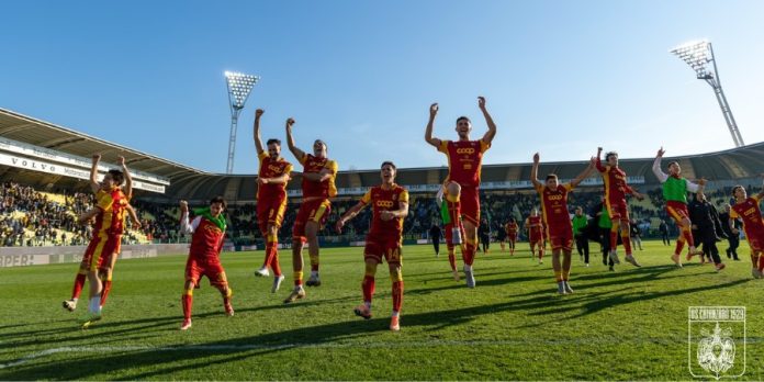 La squadra giallorossa esulta con i tifosi dopo la vittoria di Modena (foto pagina Facebook US Catanzaro)