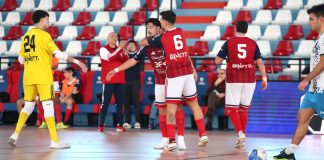 Futsal Under 19: vittoria schiacciante della Pirossigeno Cosenza sulla Maestrelli (6-1) Avenoso festeggiato dopo un gol (foto Michele De Marco)