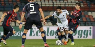 Cosenza-Crotone 0-2, il tabellino del match Ricciardi contrastato durante Cosenza-Crotone (foto Francesco Farina)
