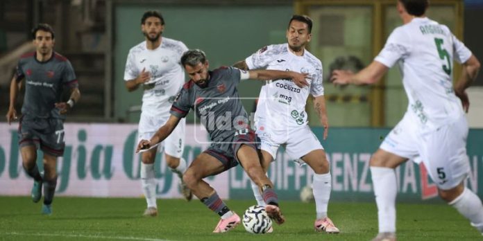 Un inizio di 2026 amaro per il Cosenza al Marulla passa il Monopoli (Foto di Michele De Marco)