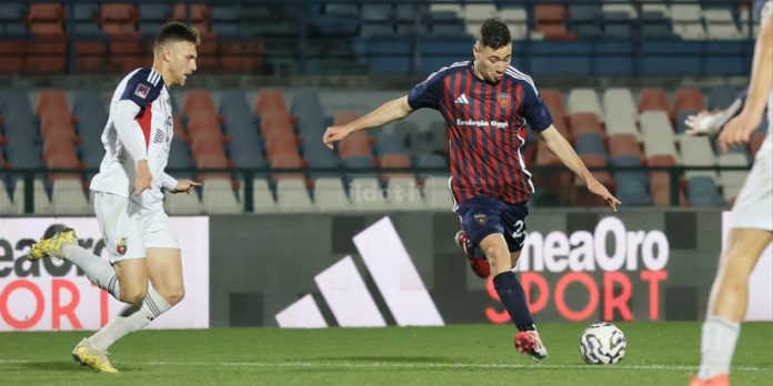 Achour a segno in Cosenza-Casertana (foto Francesco Farina)