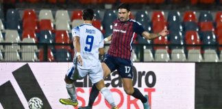 Cosenza-Siracusa 1-0, Emmausso salva i rossoblù all’82′ Caporale contrastato da Arditi in Cosenza-Siracusa (foto Rosito)