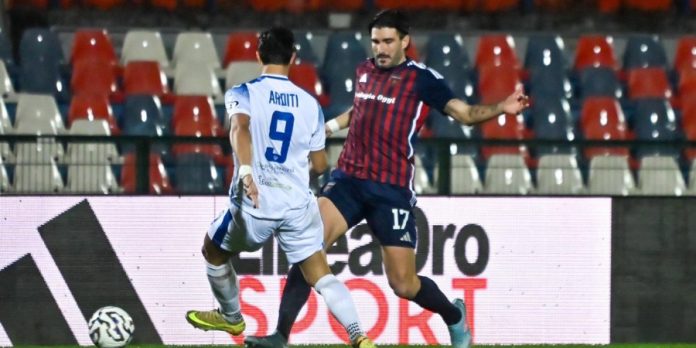 Caporale contrastato da Arditi in Cosenza-Siracusa (foto Rosito)