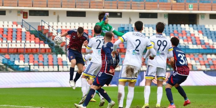 Moretti sblocca il risultato in Cosenza-Audace Cerignola (foto Michele De Marco)