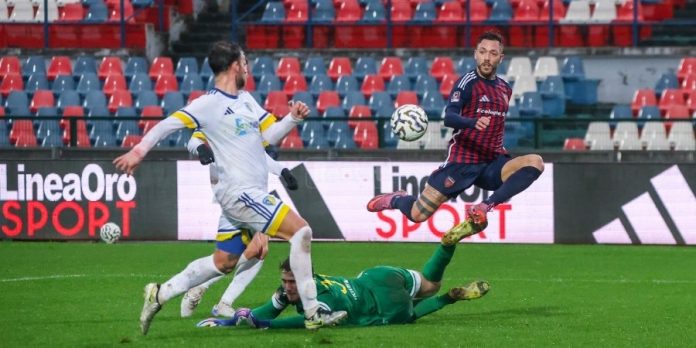 Emmausso tra i migliori del Cosenza con il Cerignola (foto Michele De Marco) Emmausso tra i migliori del Cosenza con il Cerignola (foto Michele De Marco)