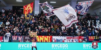 Riparte la Serie A di futsal, la Pirossigeno Cosenza ospita la Roma. L’iniziativa del club rossoblù Il tifo rossoblù (foto Michele De Marco)