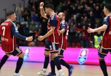 Futsal: la Pirossigeno Cosenza si regala una grande serata superando 5-3 la Feldi Eboli La gioia di Marcelinho dopo il gol del 4-3 (foto Michele De Marco)