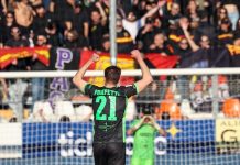 Serie B, il Catanzaro supera anche l’Entella. Poker di vittorie consecutive L'esultanza di Pompetti sotto il settore dei tifosi giallorossi (foto pagina Facebook US Catanzaro)