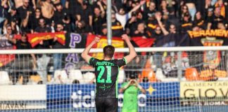 Serie B, il Catanzaro supera anche l’Entella. Poker di vittorie consecutive L'esultanza di Pompetti sotto il settore dei tifosi giallorossi (foto pagina Facebook US Catanzaro)