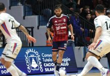 Futsal: una coriacea Pirossigeno Cosenza ferma la capolista Meta Catania sul 3-3 Arrieta, suo l'eurogol del definitivo 3-3 (foto Michele De Marco)