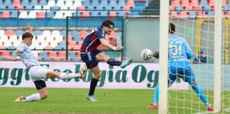 Vince di rimonta il Cosenza: 3-1 al Latina firmato Contiliano, Caporale e Cannavò Caporale realizza il gol del 2-1 (foto Michele De Marco)