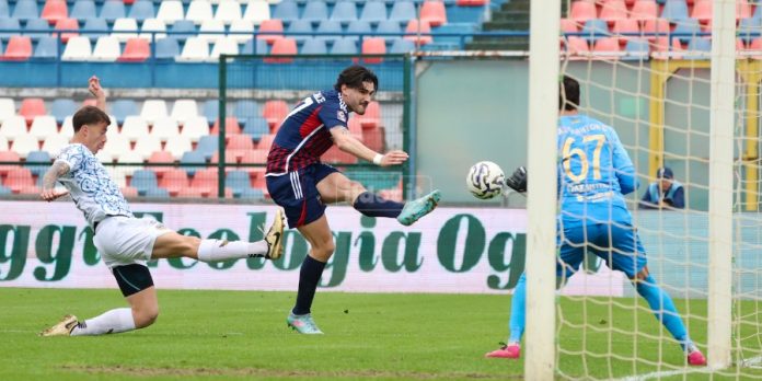 Caporale realizza il gol del 2-1 (foto Michele De Marco)