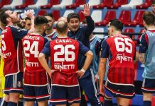 Futsal, match proibitivo per la Pirossigeno Cosenza: domani sfida alla Meta Catania Coach Ibañes durante un time out (foto Michele De Marco)