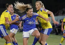 Qualificazioni mondiali femminili: partenza in salita per l’Italia, a Reggio Calabria vince di misura la Svezia Cambiaghi nella morsa dei difensori svedesi (foto Francesco Farina)