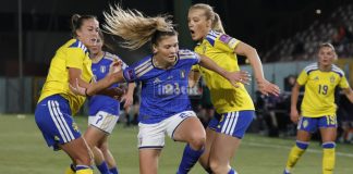 Qualificazioni mondiali femminili: partenza in salita per l’Italia, a Reggio Calabria vince di misura la Svezia Cambiaghi nella morsa dei difensori svedesi (foto Francesco Farina)