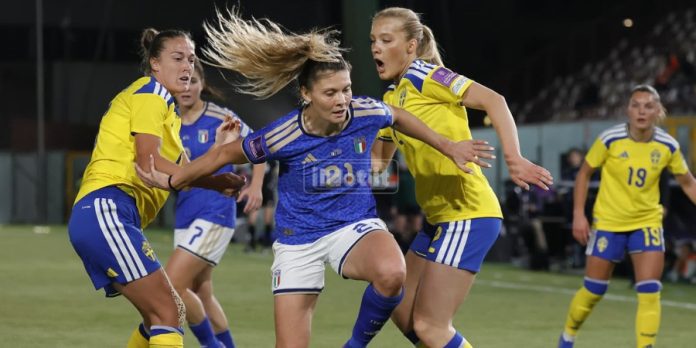 Cambiaghi nella morsa dei difensori svedesi (foto Francesco Farina)