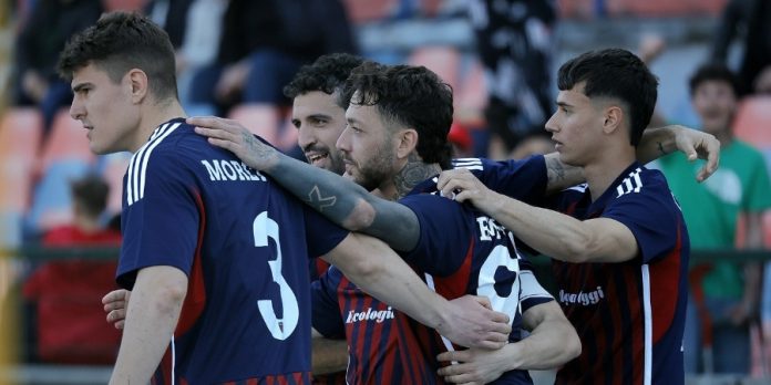 Doppietta dagli undici metri per Emmausso in Cosenza-Sorrento (foto Francesco Farina)