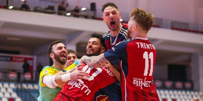 Esultanza sfrenata dei lupi dopo il gol sulla sirena contro Pomezia (foto Michele De Marco) Esultanza sfrenata dei lupi dopo il gol sulla sirena contro Pomezia (foto Michele De Marco)
