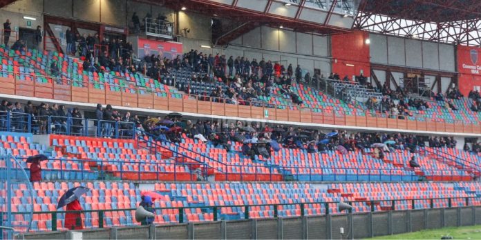 Gli spalti del Marulla vuoti (foto Michele De Marco)