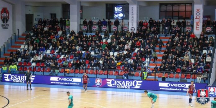 Il pubblico del PalaPirossigeno (foto di Michele De Marco)