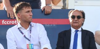 Il Cosenza e l’arte dell’arrangiarsi: a Milano senza addetto stampa Il segretario tuttofare Francesco Xausa con il patron Guarascio (foto Michele De Marco)