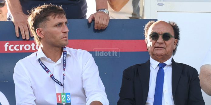 Il segretario tuttofare Francesco Xausa con il patron Guarascio (foto Michele De Marco)