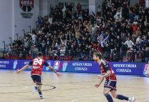 Pirossigeno Cosenza: venerdì la prima di otto finali per la salvezza. Il club chiama a raccolta i tifosi Pubblico in delirio al PalaPirossigeno per un gol dei lupi (foto Michele De Marco)