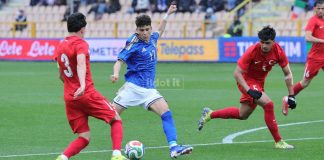 Gioia Italia! La Nazionale U19 pareggia a Catanzaro con la Turchia e vola all’Europeo Samuele Inacio scaglia il tiro che vale il vantaggio dell'Italia (foto Francesco Farina)