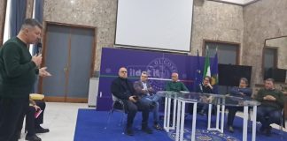 I tifosi del Cosenza compatti a Caruso: “Si revochi a Guarascio la concessione del Marulla” Un momento dell'incontro a Palazzo dei Bruzi
