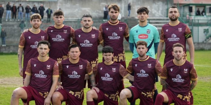 Un undici del Mesoraca (foto dalla pagina Facebook del club)