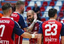 Futsal, la Pirossigeno Cosenza si gioca tutto. Miracolo playout ancora possibile Canal festeggiato dopo il gol in extremis (foto Michele De Marco)