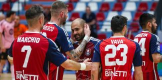Canal festeggiato dopo il gol in extremis (foto Michele De Marco)
