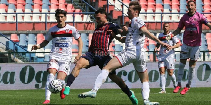 Il gol decisivo di Ciotti in Cosenza-Foggia (foto Francesco Farina) Il gol decisivo di Ciotti in Cosenza-Foggia (foto Francesco Farina)