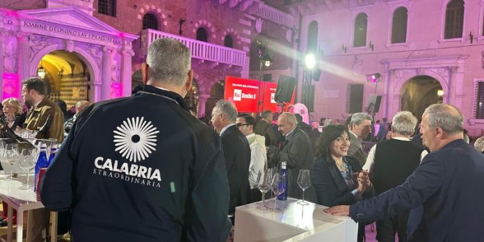 Il vino calabrese cresce e si fa spazio a Vinitaly segnali concreti di rilancio Il vino calabrese cresce e si fa spazio a Vinitaly segnali concreti di rilancio