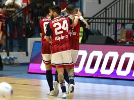 Canal gol sul gong, la Pirossigeno Cosenza supera 2-1 Genzano e rimane in vita La gioi dei lupi dopo il gol del momentaneo 1-0 di capitan Marchio (foto Michele De Marco)